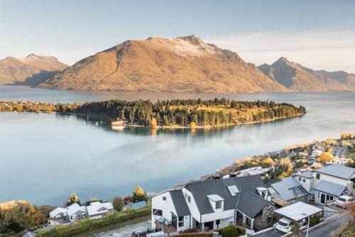 Queenstown Villa | Castle Cliff Lodge with Spa Pool and Sauna and Games Room and more