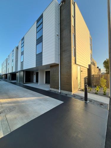 Christchurch City Centre Apartment | CBD 3BR 3BA Garage Walk Stadium