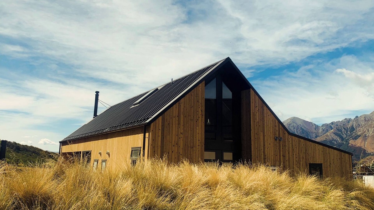 Castle Hill House | Cedarwood Retreat - Castle Hill Holiday Home