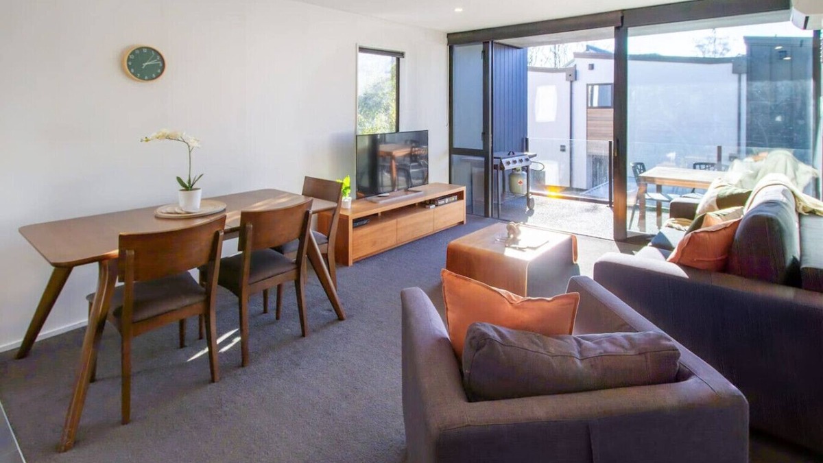 Christchurch City Centre House | Central 1BR with Car Park Lift Access and Extra Bed