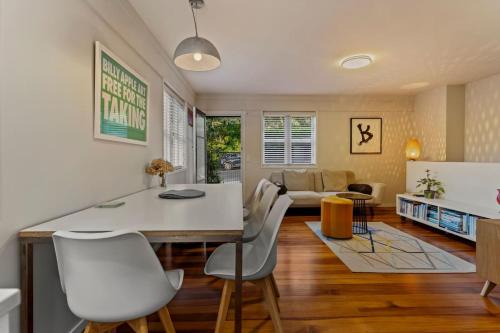 Mount Albert Apartment | Central 4BR Nook with Backyard by Western Springs