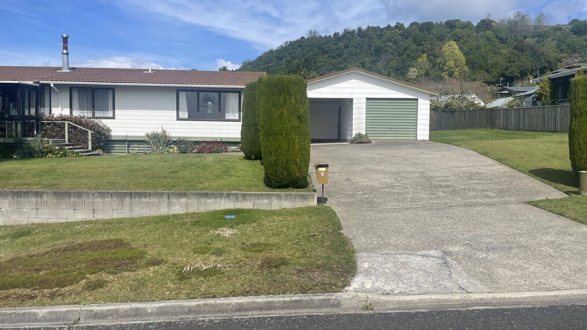 Taupo House | Central Acacia Bay - Walk to everything