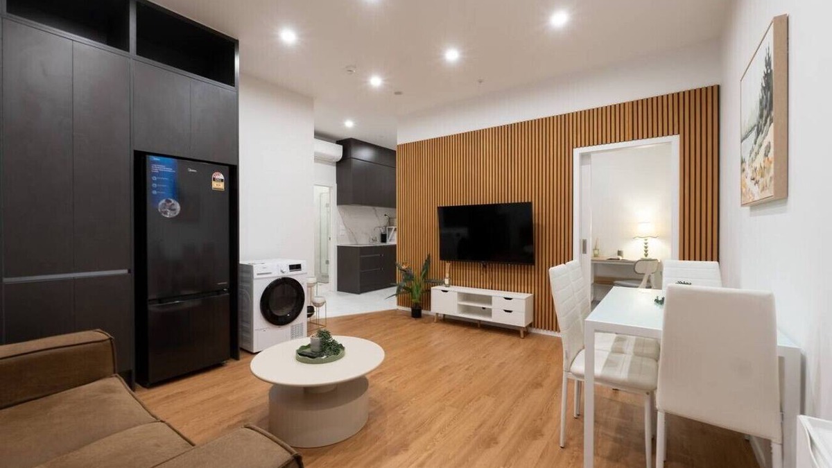 Newton Apartment | Central Modern Apartment - Easy Access Location