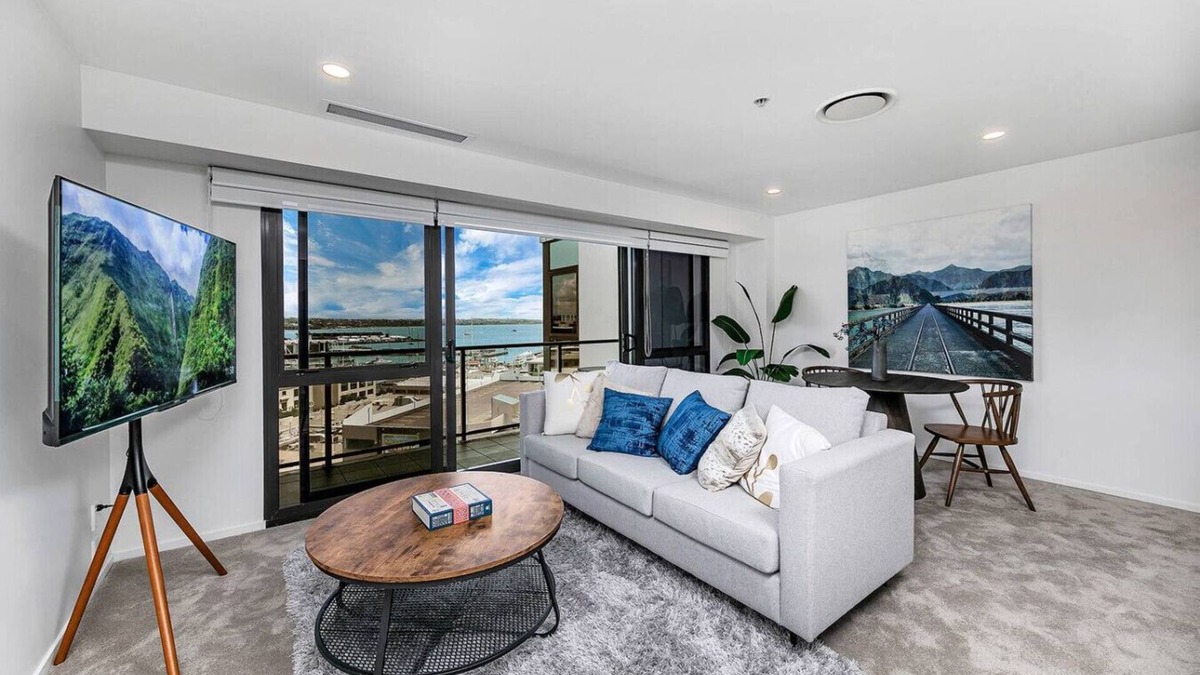 Auckland Central Business District Apartment | Central Stunner! Views, Pool and Carpark