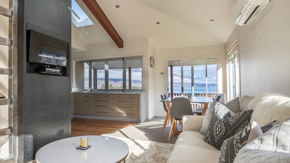 Queenstown City Centre Cottage | CENTRAL STYLE - QUEENSTOWN HOLIDAY HOME, with a garden in Queenstown