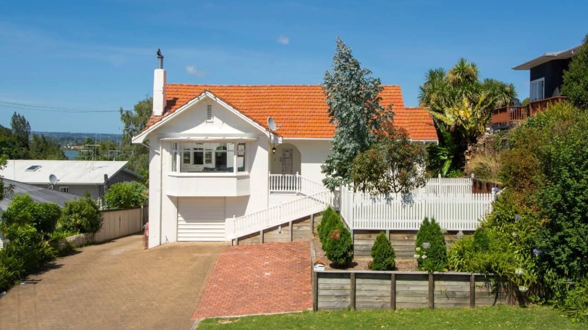 Tauranga South House | Central & StylishTauranga Home with separate we flat option