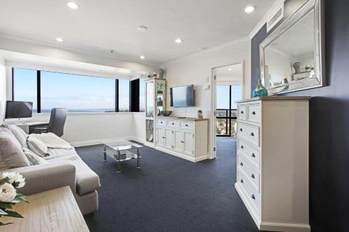 Takapuna Apartment | Central Takapuna Jacuzzi Gym Tennis Views