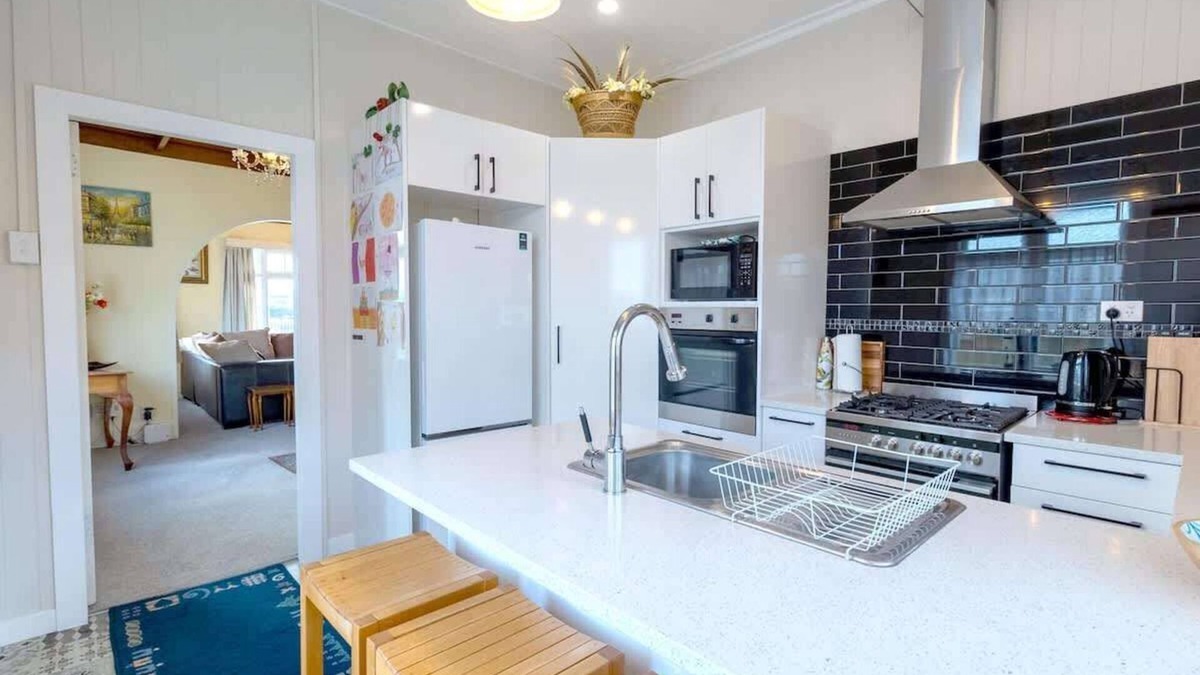 Rotorua House | Central Villa - Character Home, Walk to CBD