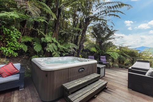 Moetapu Bay House | Champagne Tui - Moetapu Bay Holiday Home