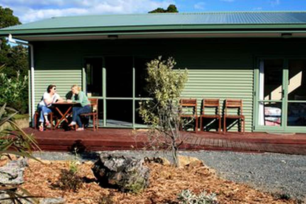 Chaslands Cottage | Charming Cottage Rental for a Peaceful Vacation in Catlins, New Zealand