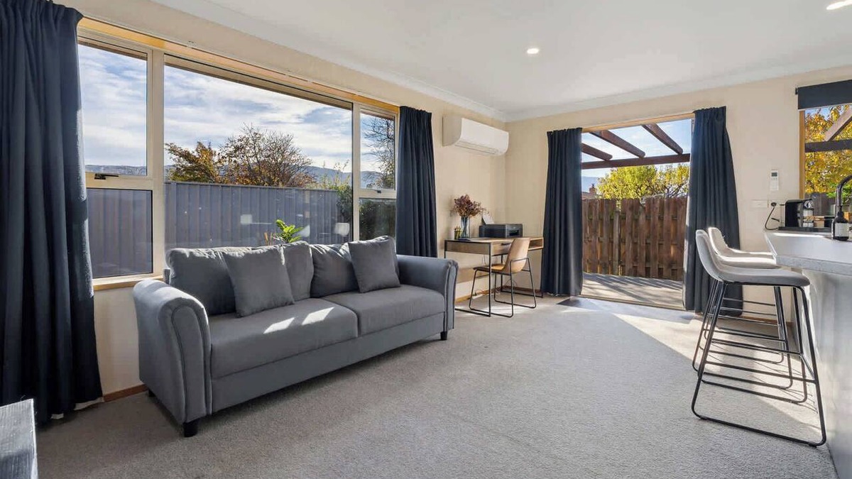 Lowburn House | Charming Cromwell House w/Garden & BBQ