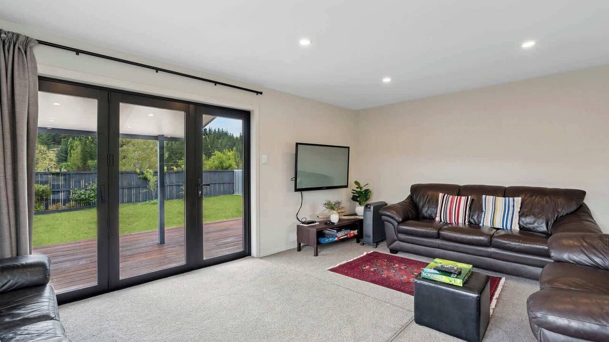 Lowburn House | Charming Oasis in Central Cromwell, NZ
