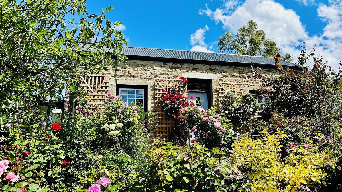 Roxburgh Cottage | Charming Stone Cottage: Your Idyllic Retreat Awaits!