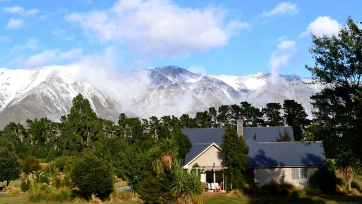 Windwhistle Cabin | Charming Weekend Getaway with Hillside and Mountain Views near Christchurch, New Zealand