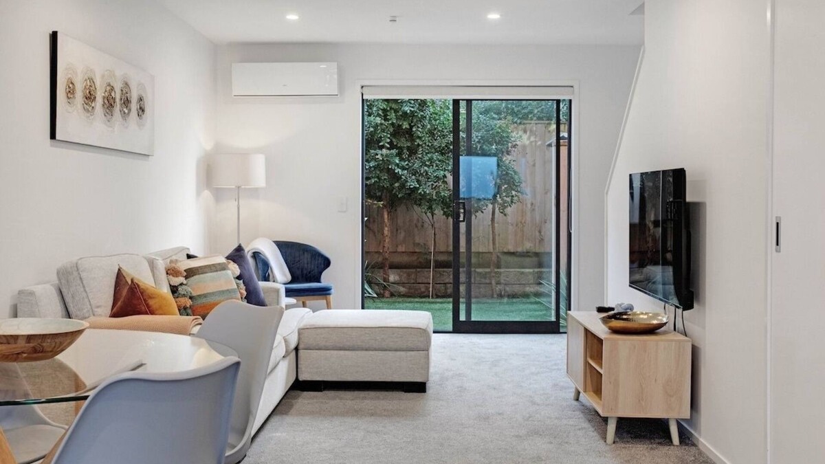 Te Atatu Peninsula House | Chic Te Atatū Gem Modern 2BR Townhouse