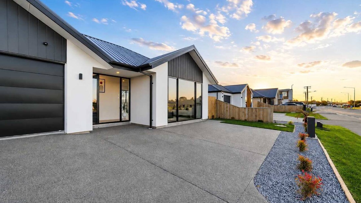 Hornby Apartment | Christchurch Stay | Hot Tub & Billiards | Sleeps 9