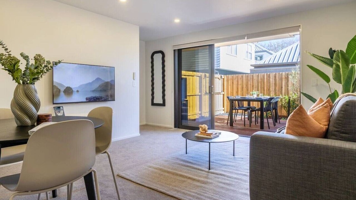 Linwood House | City Fringe 2BR 2BA Townhouse | Parking + EV