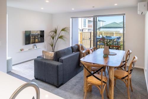 Christchurch Apartment | City Fringe Townhouse - Deck & Free Parking