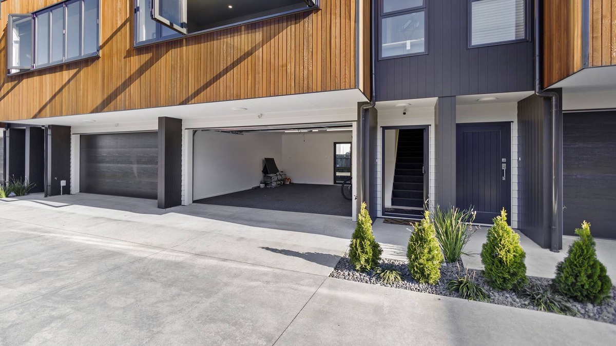 Hamilton House | CITY HIDEAWAY - HAMILTON HOLIDAY TOWNHOUSE, with a garden in Hamilton