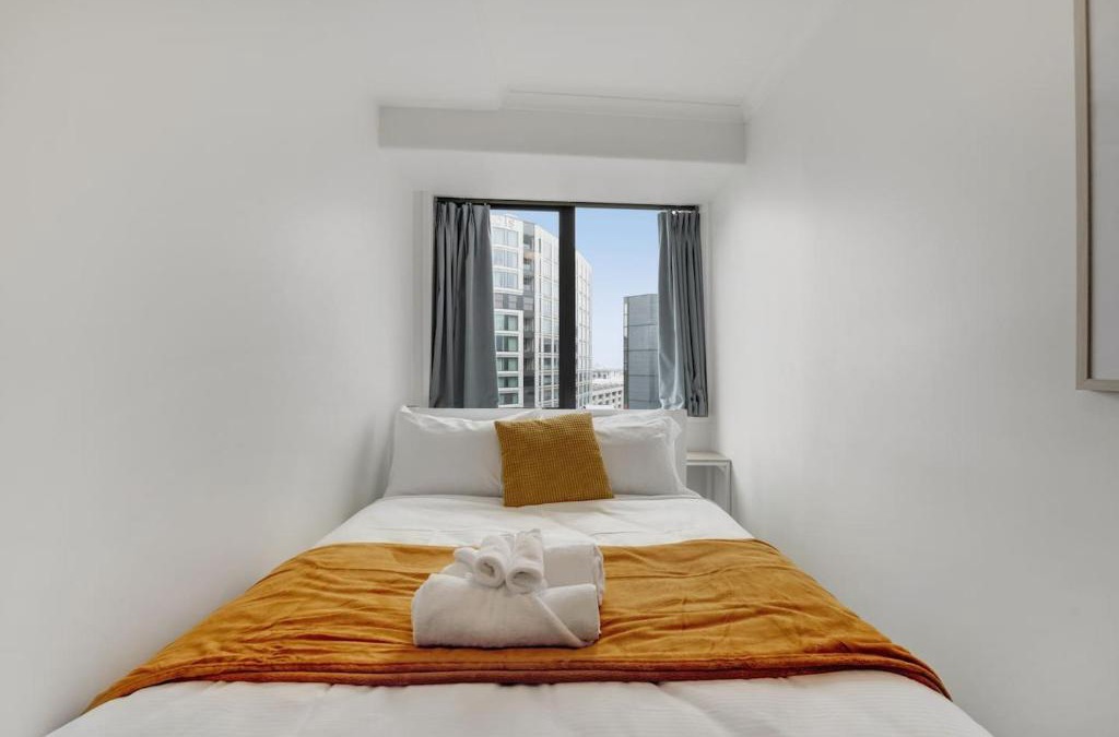Grafton Apartment | Cityscape Abode near Hospital and Queen St