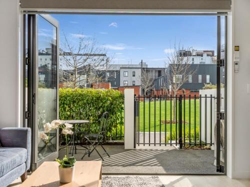 Christchurch City Centre House | Cityscape Haven - Christchurch Holiday Apartment