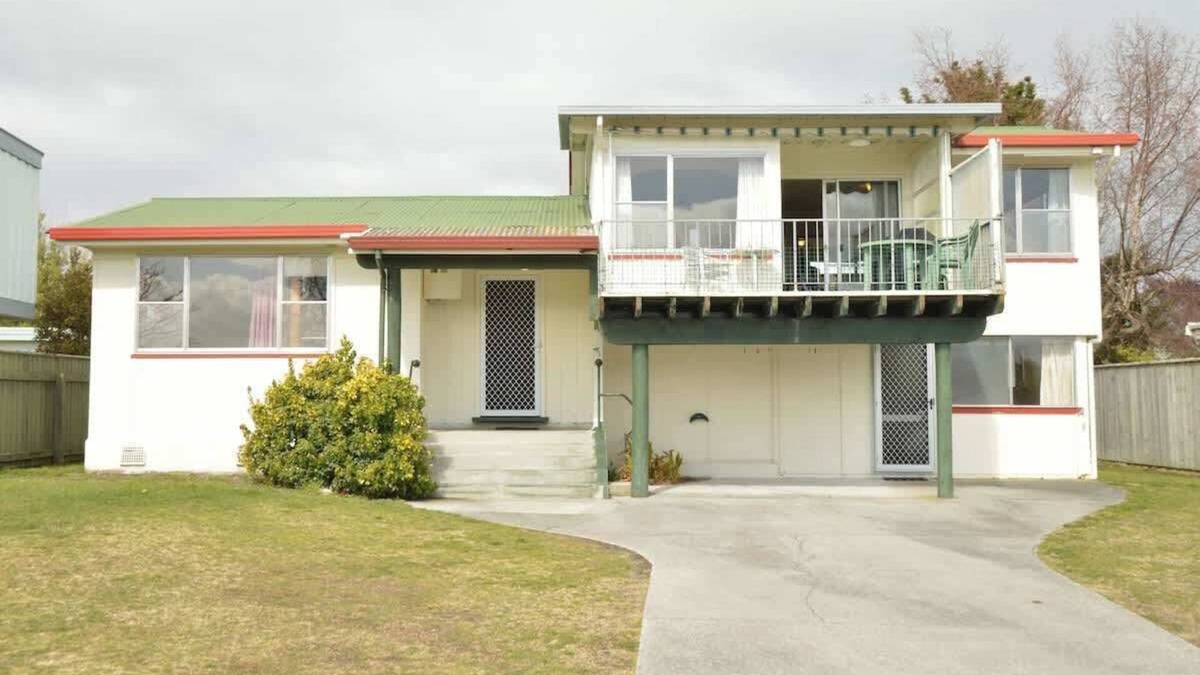 Wharewaka House | Classic holiday spot, memories at Wharewaka Beach