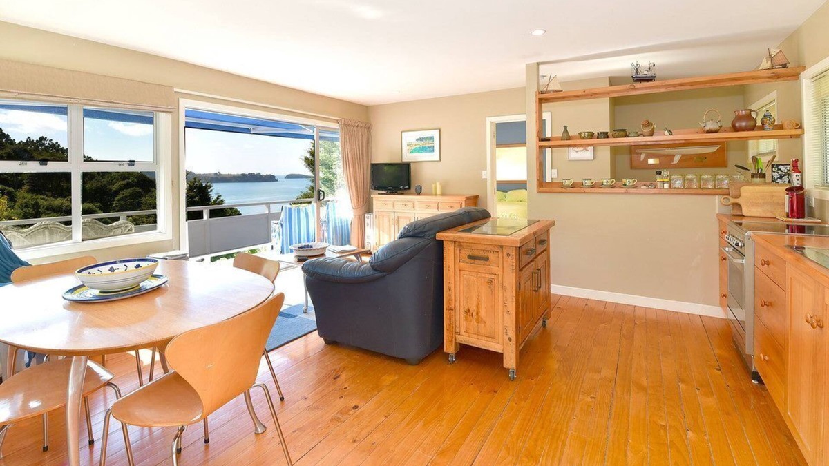 Mahurangi West House | Classic Kiwi bach, sea views and only 45 mins from Auckland