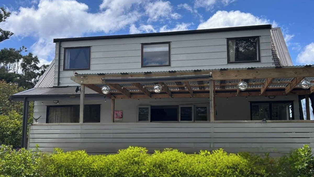 Waipu Cove House | Classic Kiwi Bach at Waipu Cove