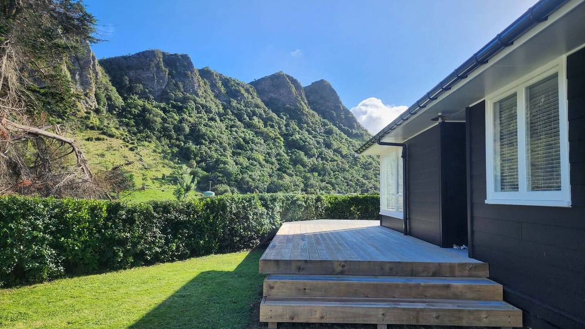 Kairakau House | Classic Kiwi bach escape with cliff views