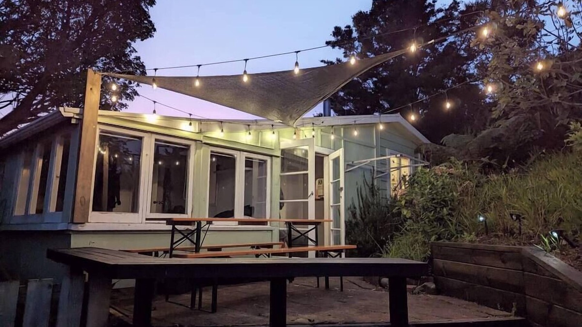 Raglan Cabin | Classic Kiwi bach & sleep-out with a stunning view