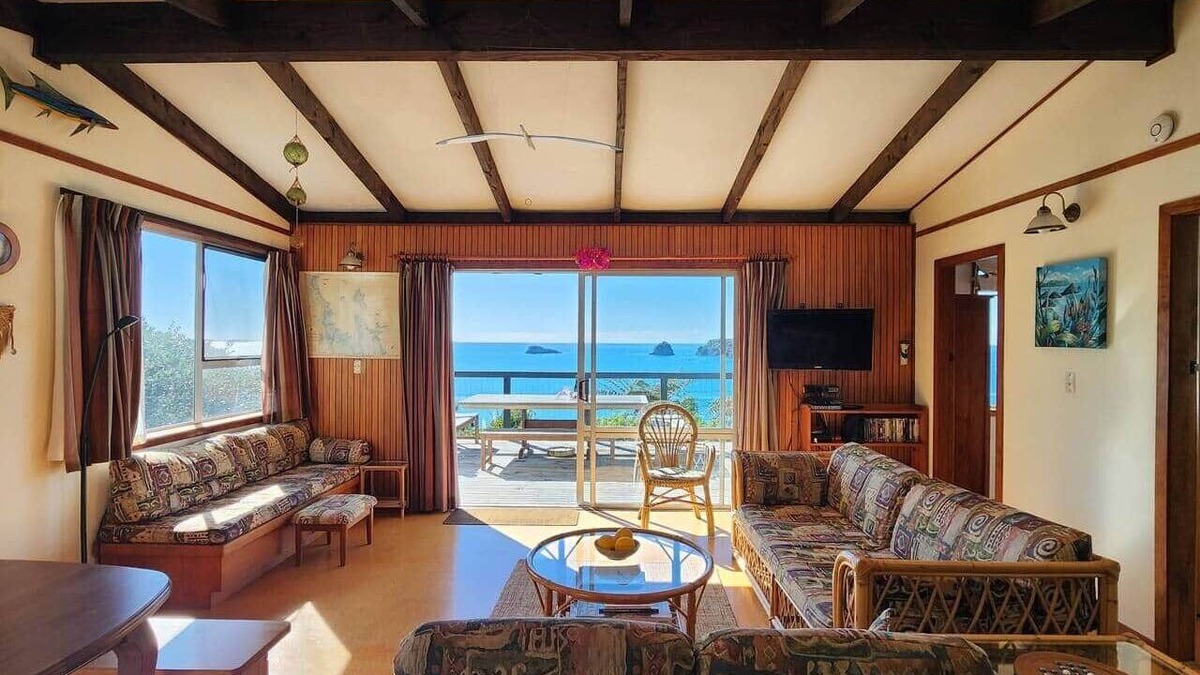 Hahei House | Classic Kiwi Oceanview Bach