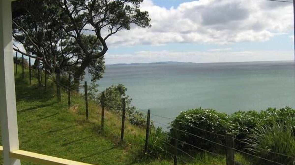 Red Beach House | Cliffside Cottage Red Beach
