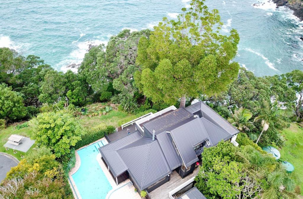 Leigh House | Clifftop Ocean Views with Pool - Leigh
