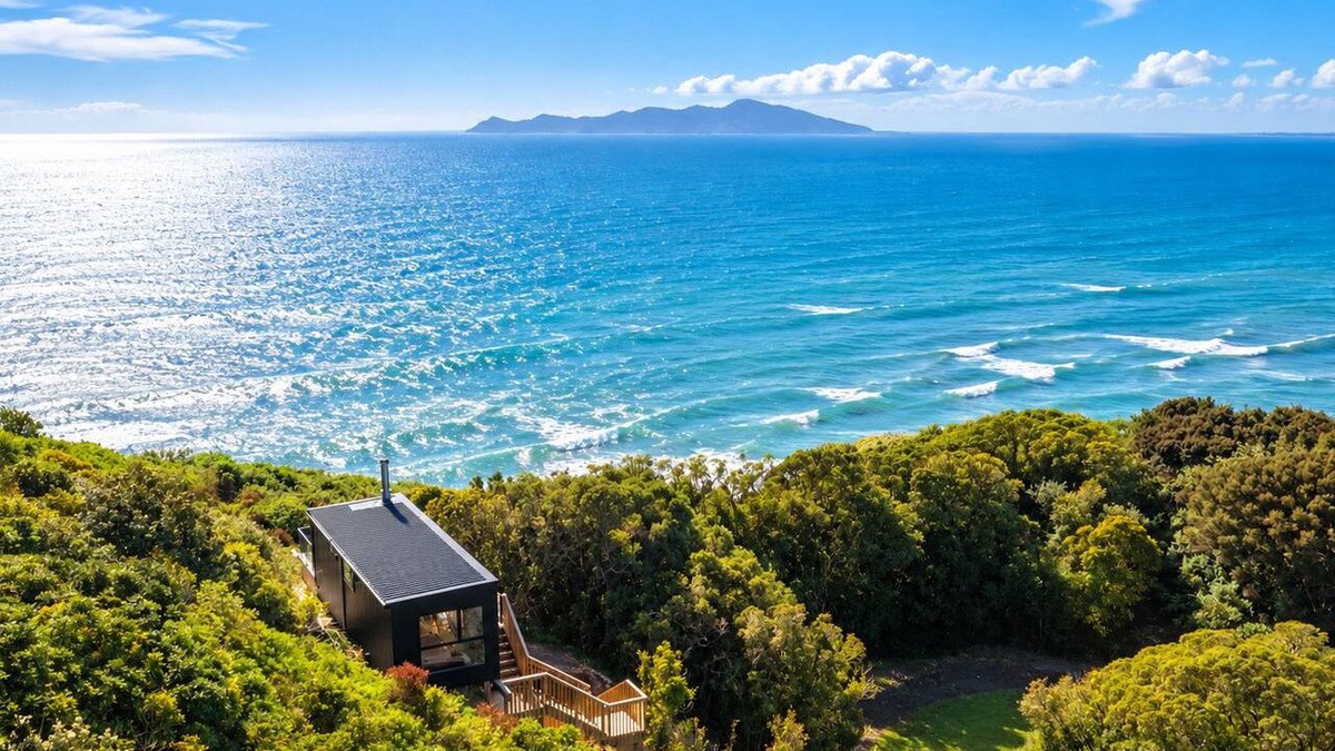 Pukerua Bay Cabin | Clifftop Tiny House Sea Views & Kāpiti Island