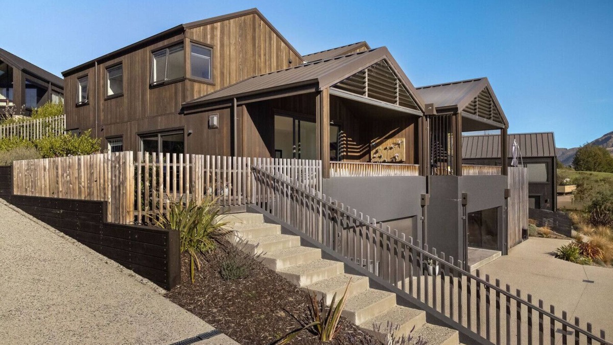 Kawarau Falls House | Close to remarkable ski field, parking and warm.