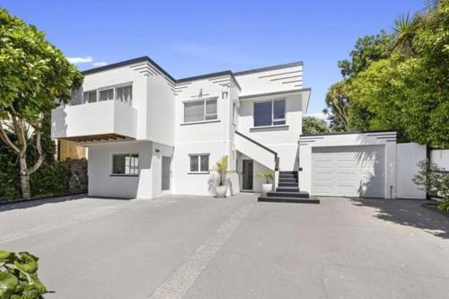 Rewa Apartment | Coastal Art Deco Stay
