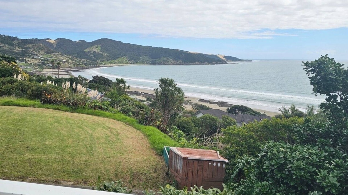 Ahipara House | Coastal Bach with Hot Outdoor Shower & Shipwreck Bay Surf & 90 Mile Beach Views