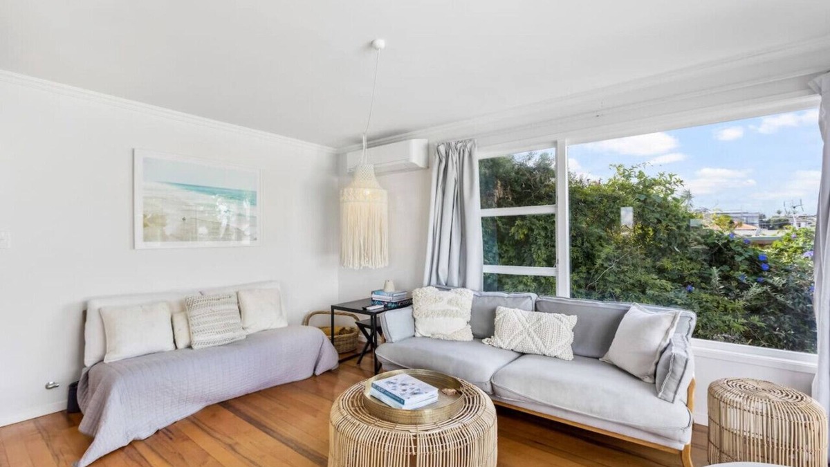 Castor Bay House | Coastal Calm is near to the Beach with BBQ
