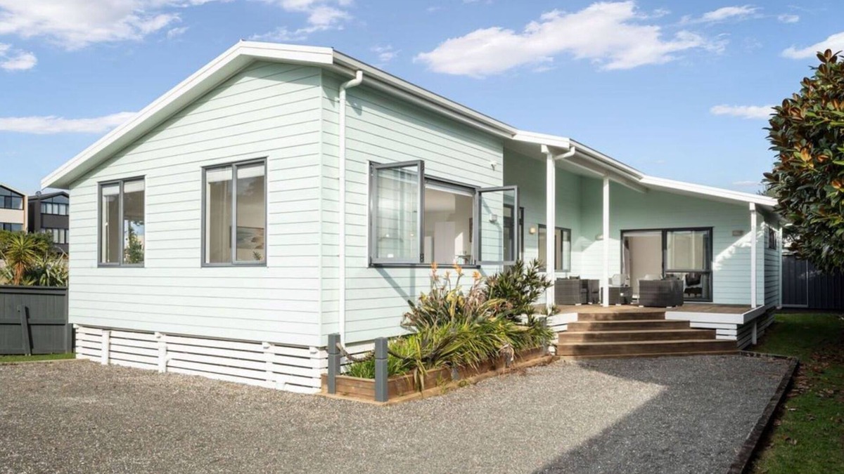Waihi Beach House | Coastal Cutie, 150m to the Beach