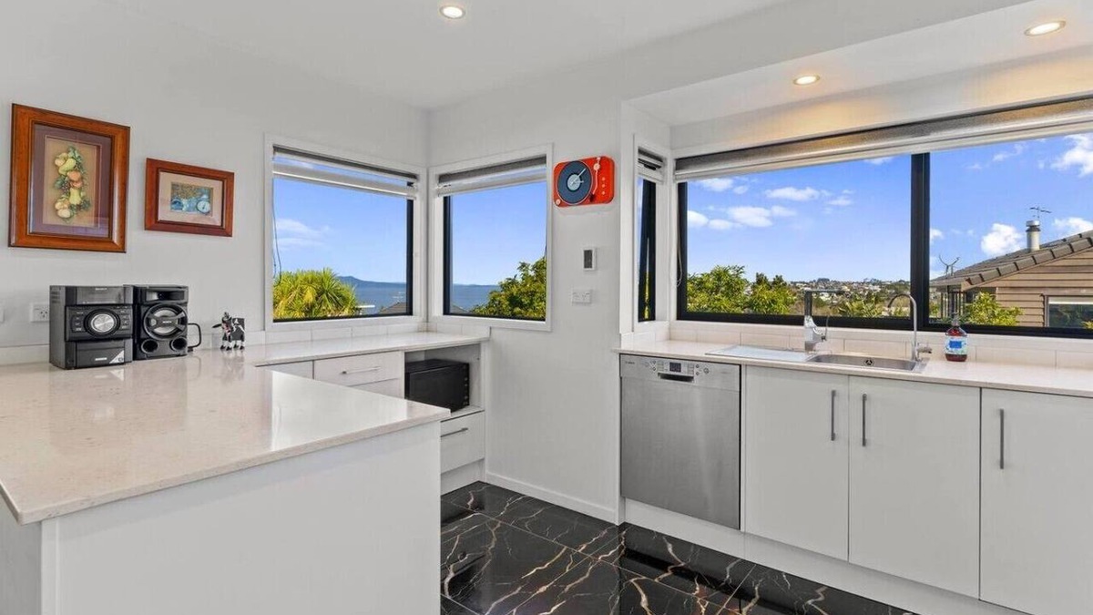 Browns Bay Apartment | Coastal Home with Rangitoto and Sea Views nr Beach