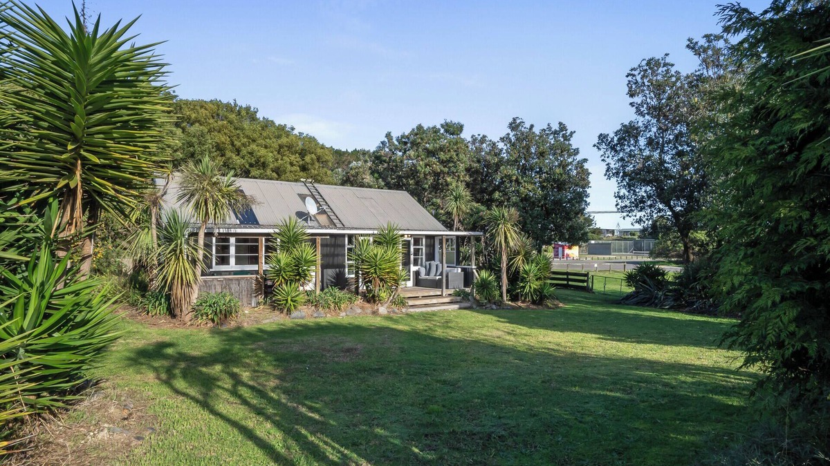 Waitarere Beach House | CocoLoco - Waitarere Beach Holiday Home