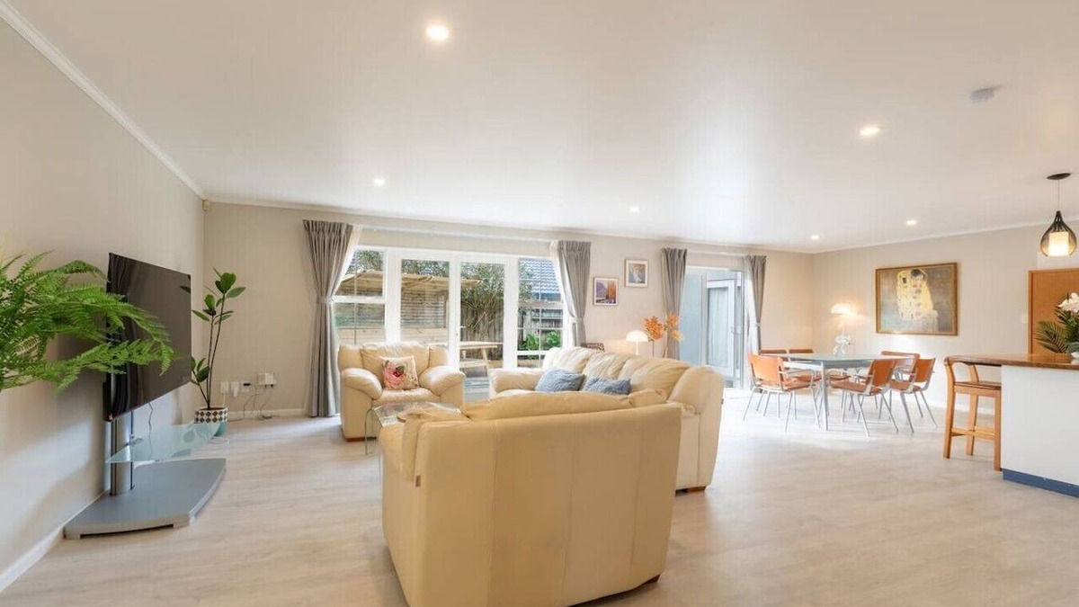 East Tamaki Heights House | Comfortable 3-Bedroom Home in East Tamaki Heights