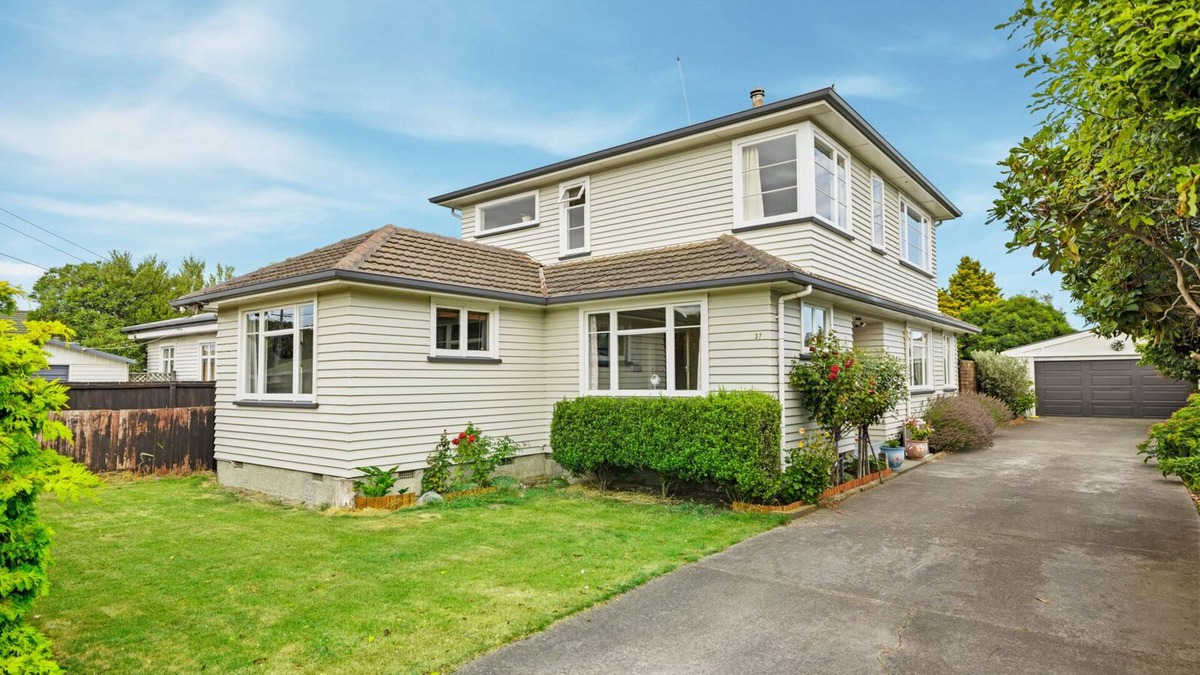 Russley House | Comfortable Character - Christchurch Holiday Home