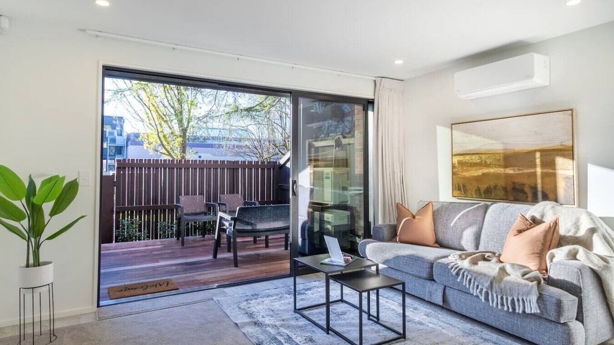 Christchurch City Centre House | Comfortable City Townhouse Stay | Garage & Stadium