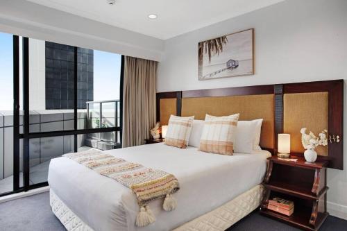 Takapuna Apartment | Comfortable & Spacious Apt Gym Tennis Carpark 6th Floor