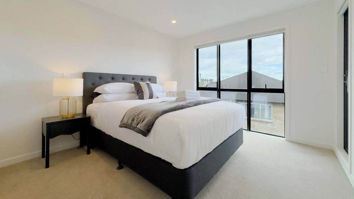 Epsom House | Comfy 4 Bedrooms Retreat with Garage in Epsom