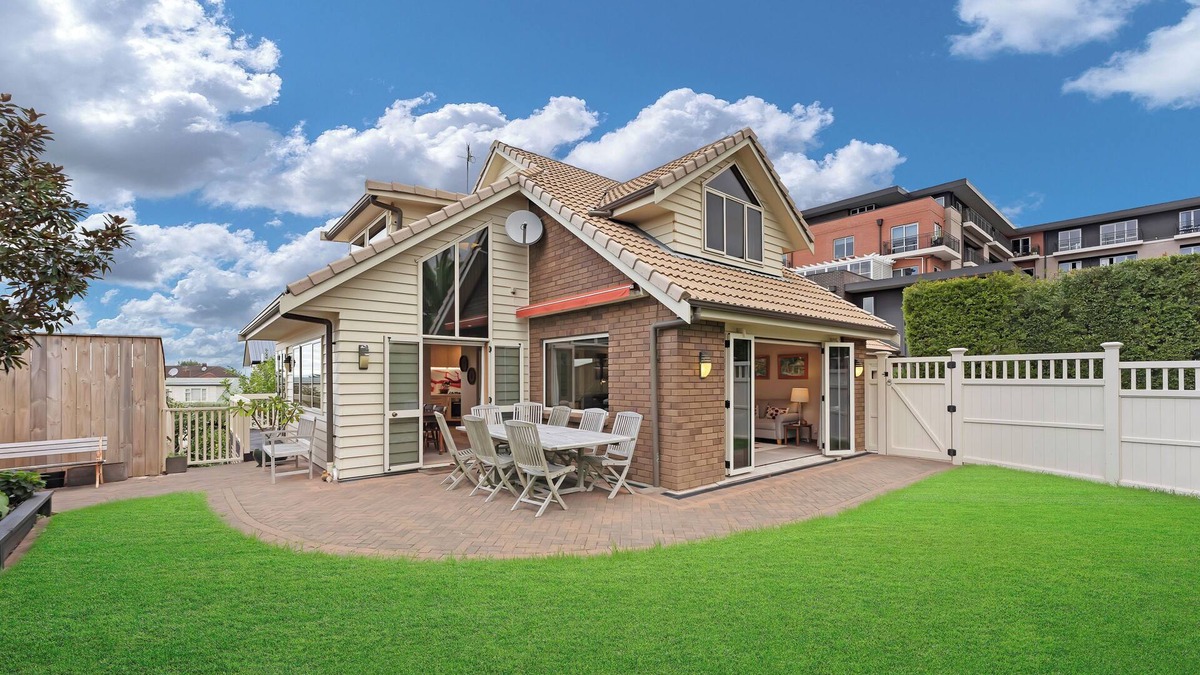 Greenlane - Ellerslie House | Contemporary Family Home with Garage & Courtyard
