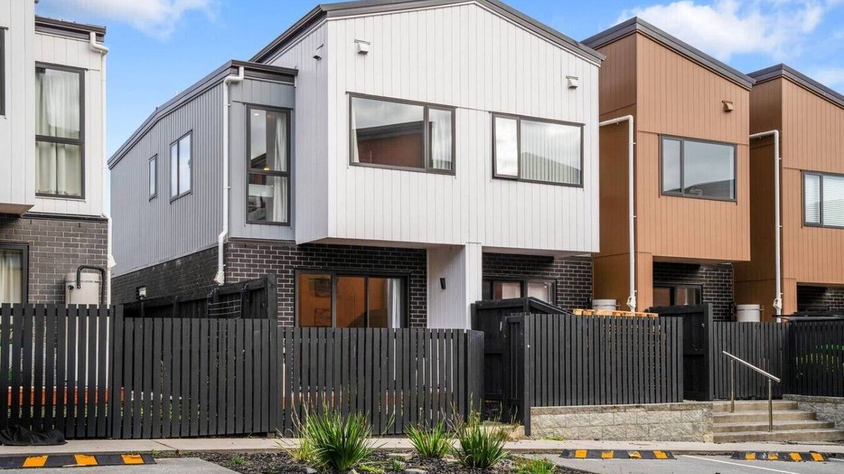 Flat Bush Villa | Contemporary Flat Bush Oasis | Parking and Air-Con