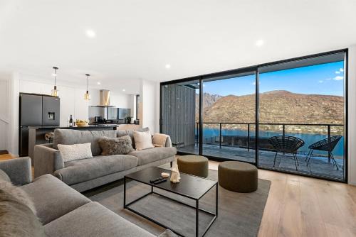 Frankton House | Contemporary & Picturesque - 4 Bedroom House