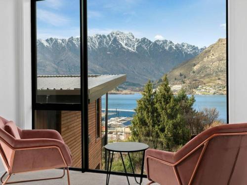 Frankton House | Contemporary & Plush - 3 Bedroom House Near Marina